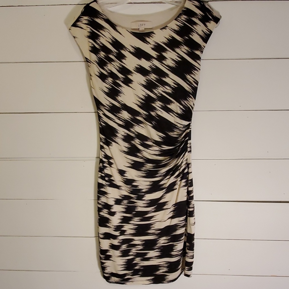 Cap sleeve side ruched dress